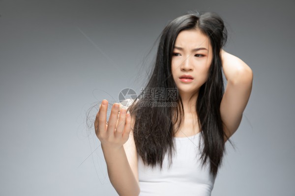 remarry? Huo fengcheng hand knocked on the steering wheel and asked