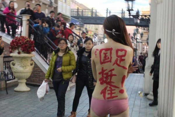 杭州脚踩式按摩后，品茗赏景，面容焕发